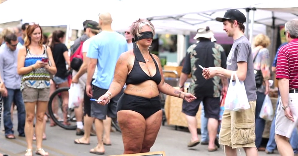 Sosyal Deney: Gözleri Bağlı ve Bikinili Kadın Üzerine Mesaj Yazılmasını İstiyor