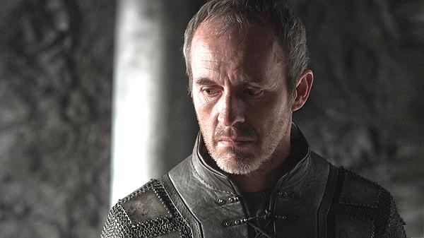 12. Stannis Baratheon - Dededen kalma yerleri vermemek için bin dereden su getiren küçük amca Mehmet.