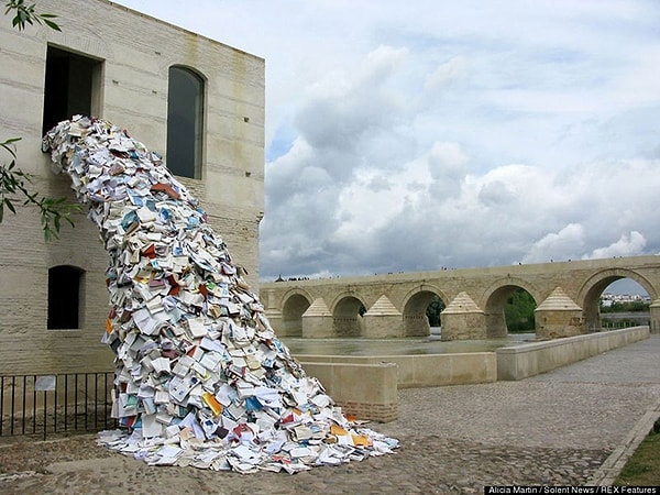 Эта инсталляция является частью проекта "Биография" художника Алисии Мартин