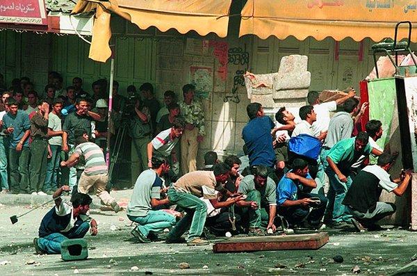 22. Uluslararası Af Örgütü'ne göre ayaklanmanın ilk günlerinde İsrail polisi ve ordusunun kullandığı mermi sayısı 1.3 milyondu.