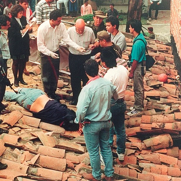 Pablo Escobar 44 yaşında vurularak öldürüldü. Fakat bazı insanlar Pablo Escobar'ın kendi kendini vurduğunu da iddia ediyor.