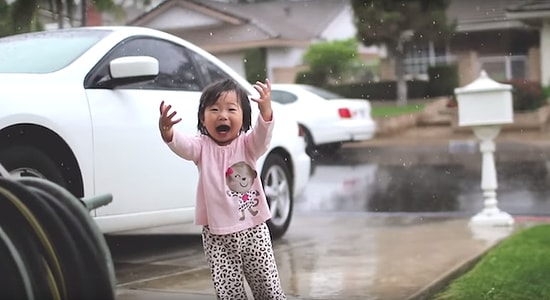 Aşırı Sevimliler! Hayatlarında İlk Kez Yağmur Gören Masum Bebekler