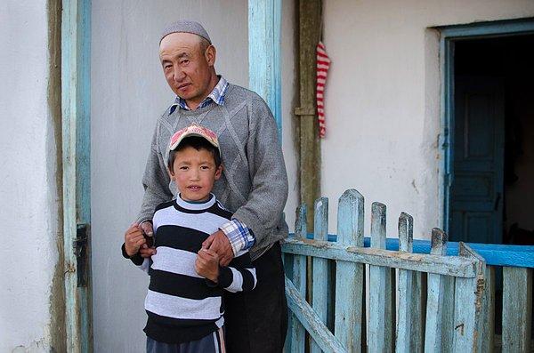 11. Resu ve torunu, Kırgızistan'da küçük bir köyde yaşıyorlar ve uzak şehirlerde yaşayan akrabaları sayesinde geçiniyorlar.