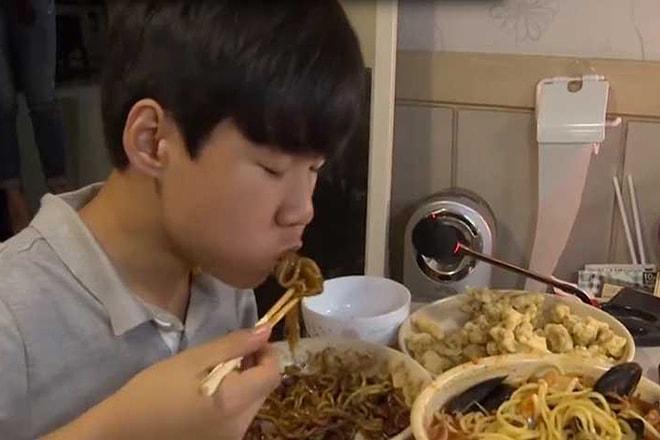 14 Yaşında Çocuk Akşam Yemeği Yerken 1.500 Dolar Kazanıyor