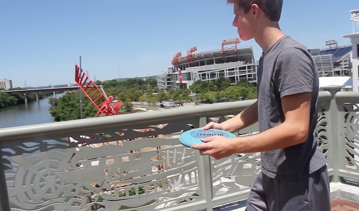 Köprüden Atılan Frizbiyi Flyboard'un Üzerinde Yakalayan Adam