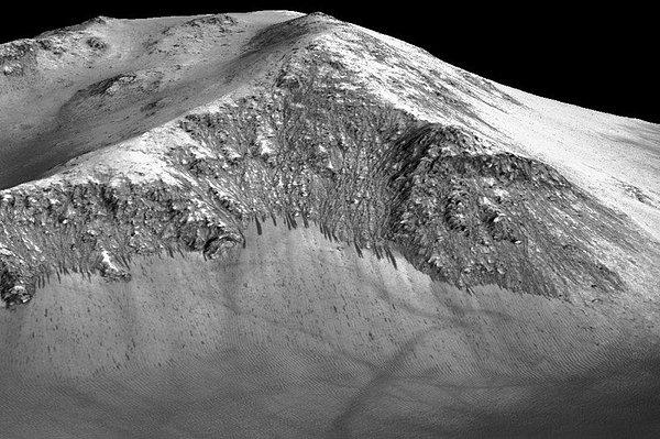Elde edilen görüntülerde ortaya çıkan karanlık ve dar bir oyuk boyunca akan suların, Mars üzerinde mevsimsel olayların da olduğunu kanıtladığı düşünülüyor.