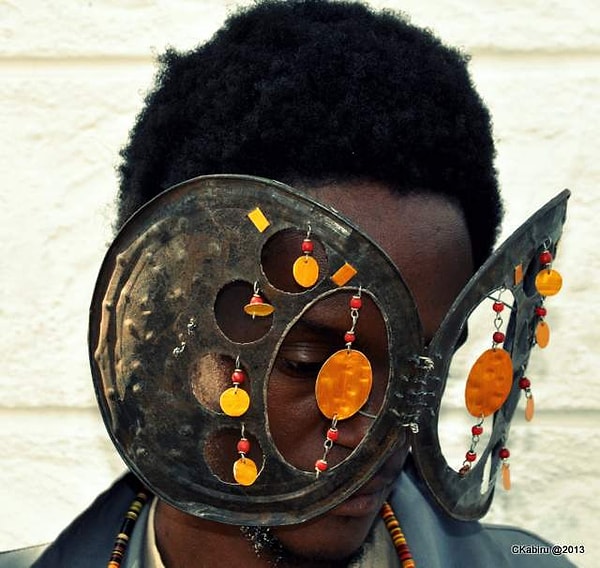 2. Самая большая страсть Кабиру – дизайн необычных очков, которые он делает из электронных отходов, найденных им в мусоре.