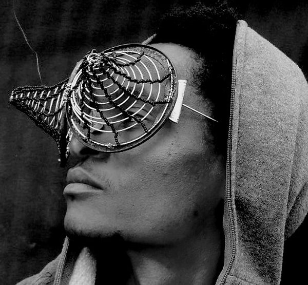 9. Кабиру говорит: "Если вы расстроены, и в вашей жизни что-то идет не так, то мои очки – это, как стрессовая терапия для вас!"