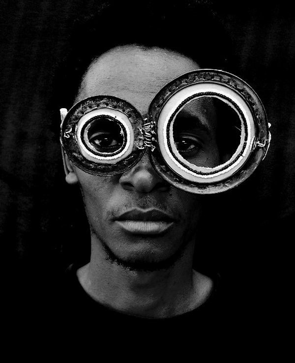 7. Цель использования электронных деталей, применяемых Кабиру, и форм создаваемых им очков заключается не только в повторном использовании выброшенной техники.