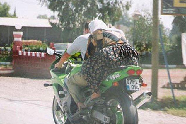 2. Endonezya'nın bir kentinde kadınların motosiklette erkeklerin arkasında bacaklarını açarak oturması yasaklanmıştır.