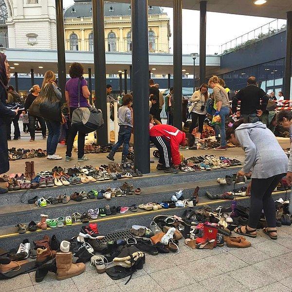 1. Macaristan vatandaşları kullanmadıkları ayakkabıları Suriyeli mültecilere vermek niyetiyle Budapeşte tren istasyonuna akın etti.