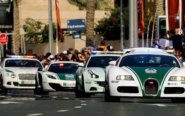 Dubai polisleri son derece lüks araçlara sahip. Şu en önde görülen Bugatti marka aracın değeri 2.2 milyon dolar olduğu tahmin ediliyor.