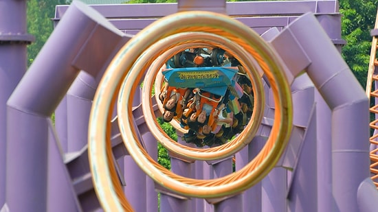 Bu Tren Adrenalin Tutkunları İçin: 10 Kez Ters Çevirmeli İnanılmaz Roller Coaster