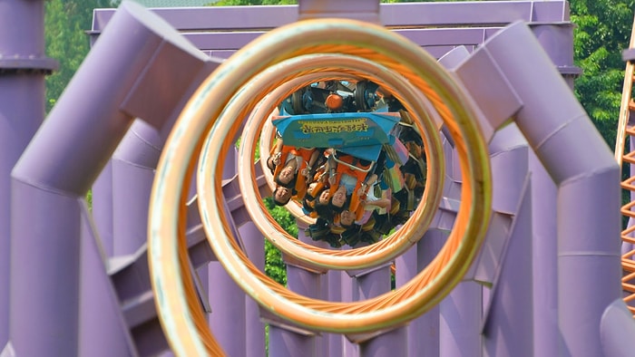 Bu Tren Adrenalin Tutkunları İçin: 10 Kez Ters Çevirmeli İnanılmaz Roller Coaster