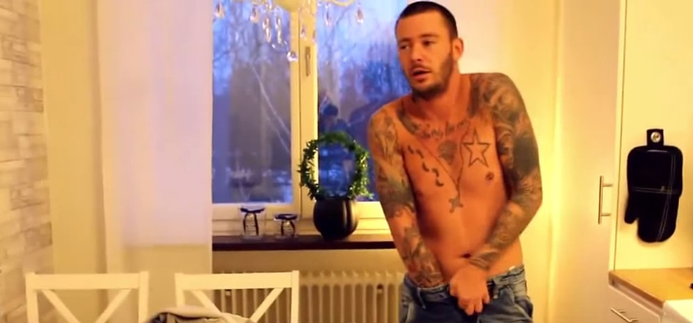 Sevgilinin Elini Cinsel Organına Yapıştırmak | Şaka İçerir