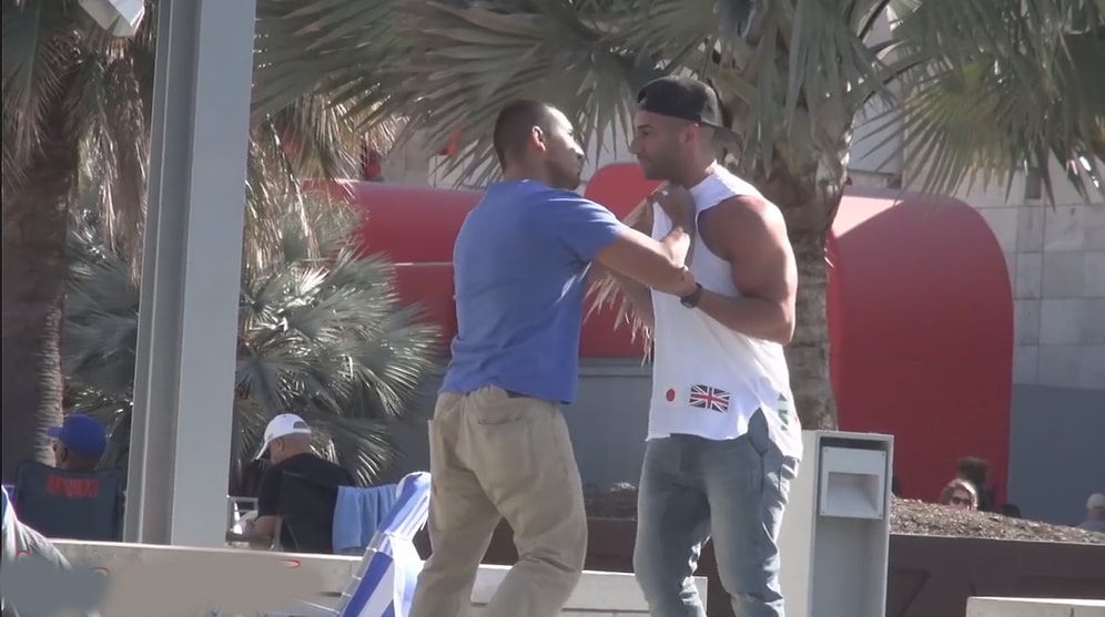 İnsanların Yanına Gidip "Sevgilinle Yatıyorum" Demek