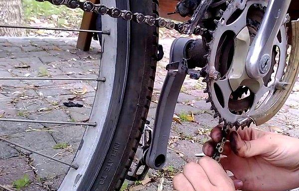 8. "Bir parça alüminyum folyoyu alıp paslı bir bisiklet zincirine sürterek pası giderebilirsiniz."