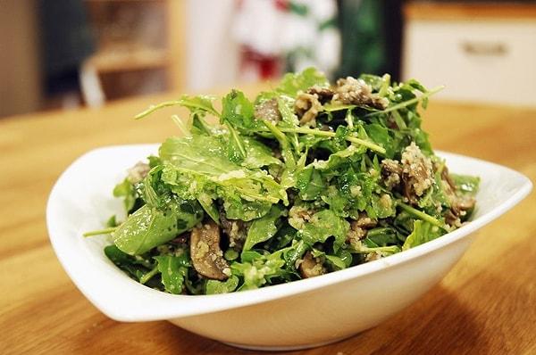 4. Çeşit çeşit mantardan hem sağlıklı hem doyurucu bir salataya ne dersiniz?