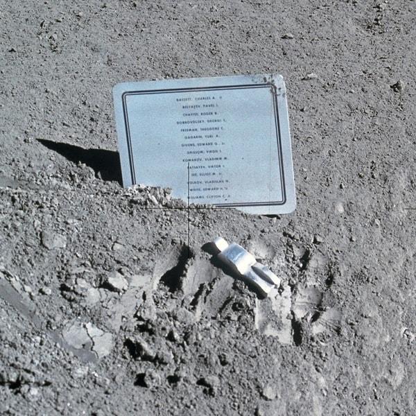 10. Ay'a ayak basan Neil Armstrong'un son görevi, uzay yarışında hayatını ortaya koyanları bir plaketle ödüllendirmekti. Ay'a bir de 'düşen astronot' heykeli bırakıldı...