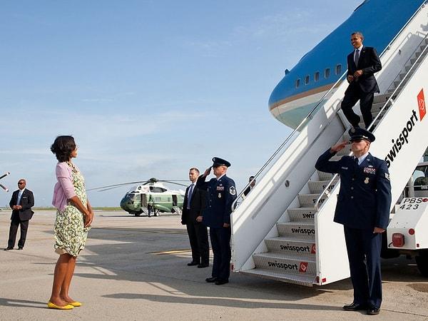 11. Haziran 2012'de Michelle, Barack'ı pistte karşılarken.