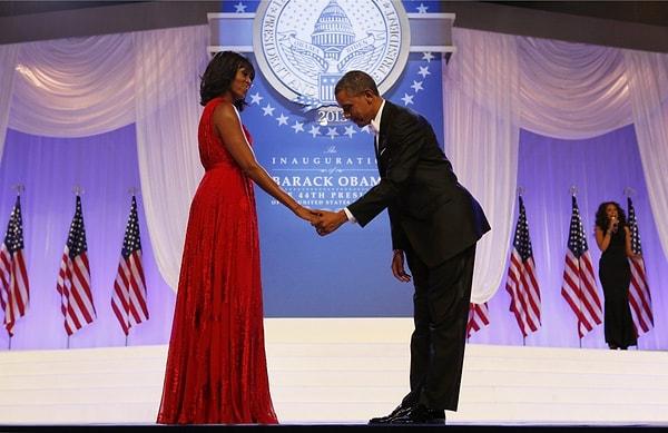17. 2013 yılında, yine bir balo sırasında Barack, Michelle'i ilk dansa davet ederken.