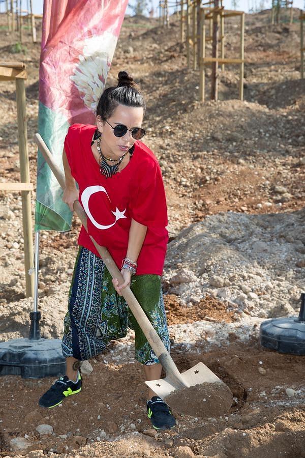 24. Sanırsın Anadolu'nun bağrından kopan bir Türk kadını