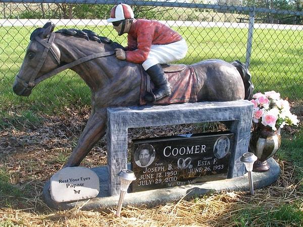 13. Yarış atlarına meraklı olduğunu düşündüğümüz Joseph B. Coomer.