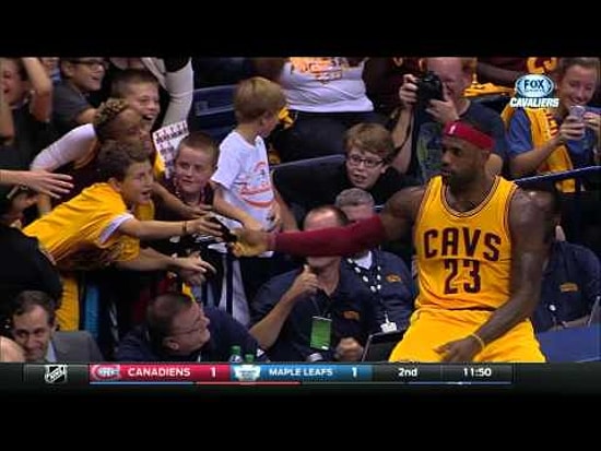 Oyunun Durduğu Sırada Hayranlarını Kırmayıp Selfie Çeken LeBron James