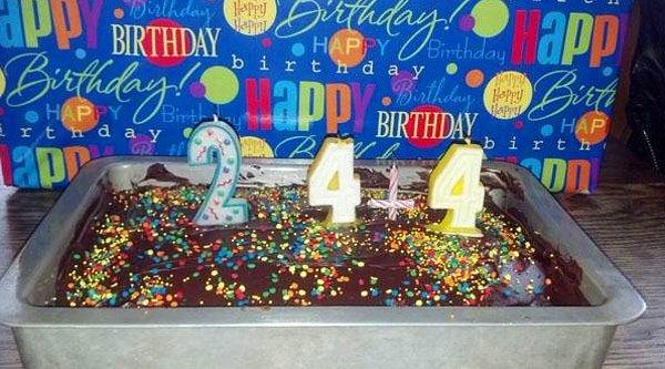 4. 28 yaşına giren bir arkadaşının doğum gününü kutlamak istediğinde;