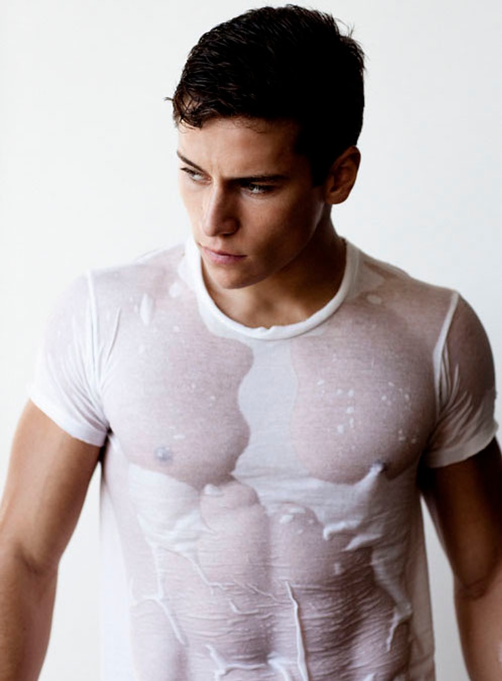 20 мокрых мужчин, способных заменить собой романтику дождя