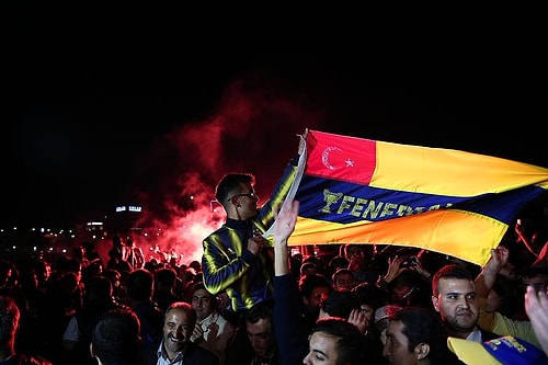 Mahkeme önüne toplanan Fenerbahçe taraftarları kararı kutluyor
