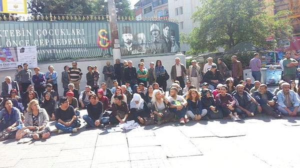 8. Galatasaray Lisesi önünde oturma eylemi