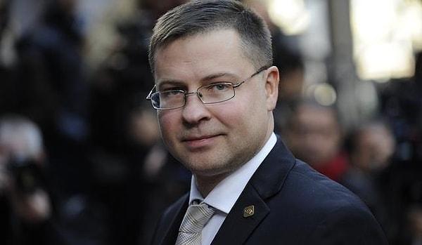 4. Alışveriş merkezindeki çatının çökmesiyle 54 kişi hayatını kaybedince "Benim de sorumluluğum var." deyip istifa eden Letonya Başbakanı Valdis Dombrovskis