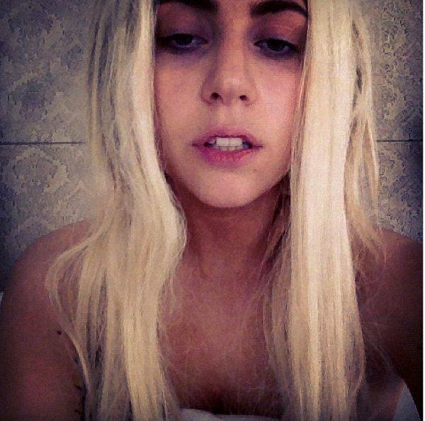 13. Lady Gaga makyajsız ve en doğal haliyle takipçileri karşısına çıktı.