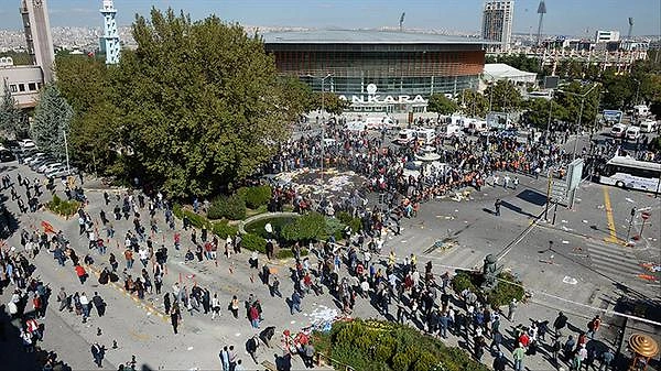 Ankara Katliamının Sembolü Olan O Fotoğrafın Acı Hikayesi Ankara Katliamının Sembolü Olan O Fotoğrafın Acı Hikayesi