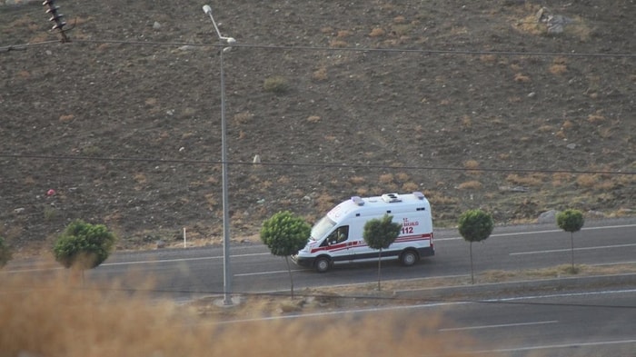 Diyarbakır Valiliği: 'Zırhlı Araçta Silahın Kazara Ateş Alması Sonucu 1 Polis Şehit Oldu'