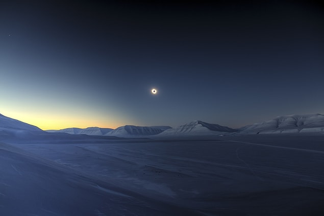 1. Eclipse Totality over Sassendalen - Luc Jamet