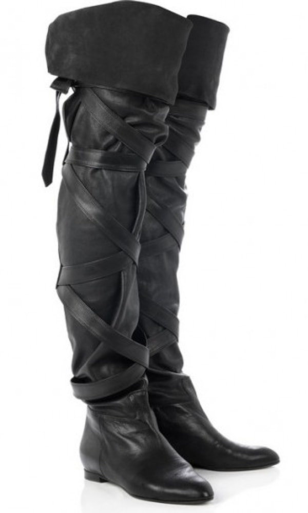 7. Высокие сапоги до бедра и ног будто не бывало