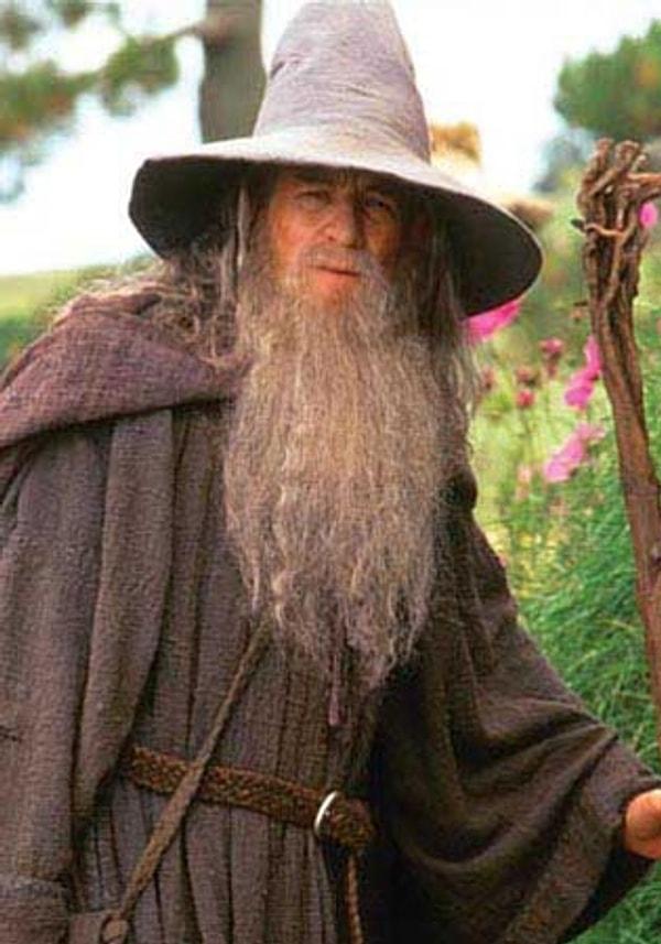 3. Yüzüklerin Efendisi'nde Gandalf'ın sesi rahmetli İstemi Betil'e emanetti.