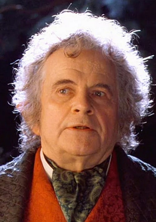 Yine aynı filmden Bilbo Baggins karakterini saygıyla andığımız usta isim Erol Günaydın seslendirmişti.