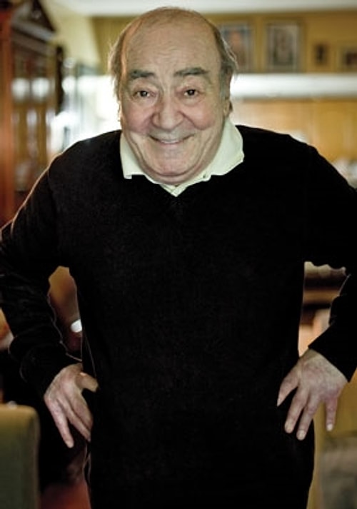 Yine aynı filmden Bilbo Baggins karakterini saygıyla andığımız usta isim Erol Günaydın seslendirmişti.