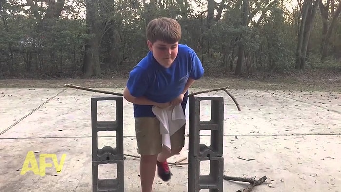 Güç Onda Artık! Genç Çocuğun Karate Çubuğu İle İmtihanı