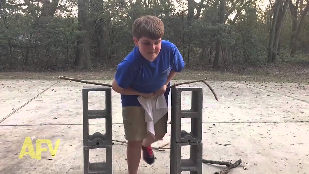 Güç Onda Artık! Genç Çocuğun Karate Çubuğu İle İmtihanı