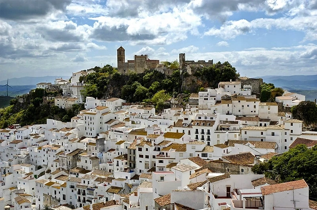 Marinaleda, İspanya'nın güneybatısında yer alan Endülüs Özerk Bölgesi'nin, Sevilla iline bağlı bulunan küçük bir belde. 25 km2'lik alana kurulan bu beldede, 2014 yılındaki nüfus sayımına göre sadece 2,748 kişi yaşıyor.