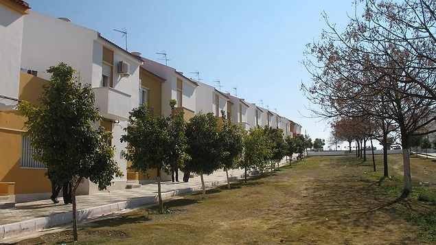 Maaşlar Eşit, Evler 15 Euro ve Polis Yok!