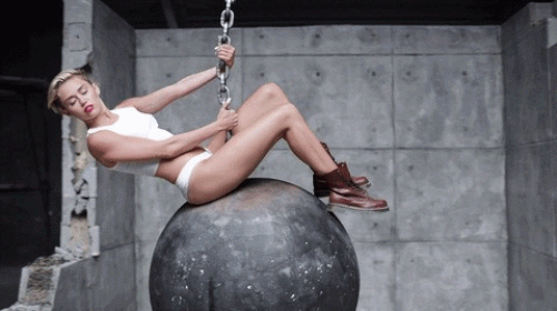 Arabamız Miley Cyrus'ın rahatlıkla klip çekebileceği durumda.