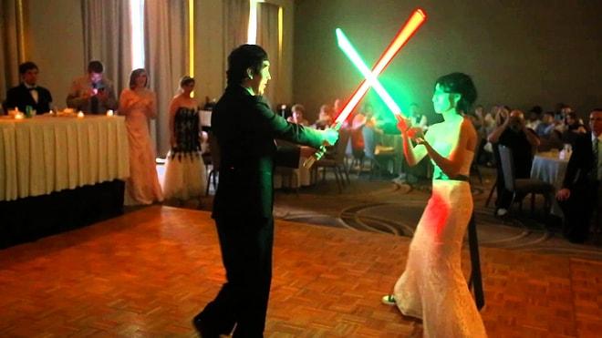Güç Sizinle Olsun! İlk Danslarını Işın Kılıcı Eşliğinde Yapan Star Wars Hayranı Çift