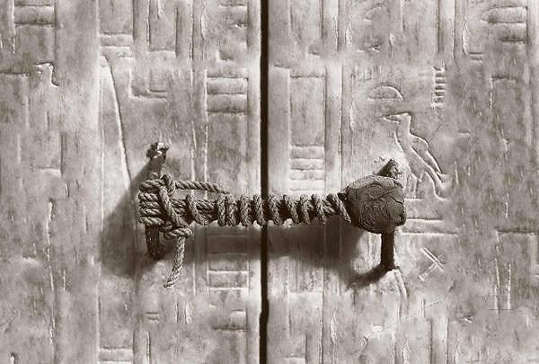 2. Tutankamon'un mumyasının bulunduğu oda ilk keşfedildiğinde mührü üzerindeydi, 1922.