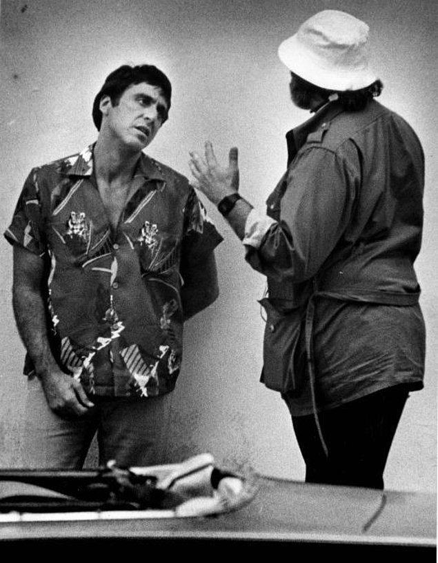 24. Yönetmen Brian De Palma ve Al Pacino Scarface (Yaralı Yüz) filminin çekim arasında konuşuyorlar.