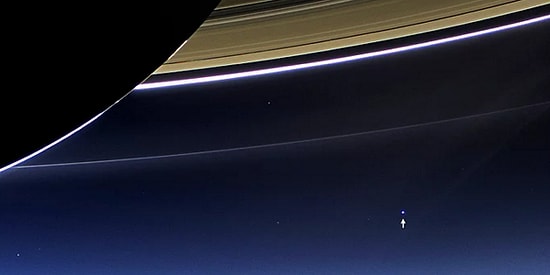 Uzayın Bir Köşesinde Soluk Mavi Bir Noktada Debelenişimizi Yüzümüze Vuran Bu Yazıyı Mutlaka Okumalısınız